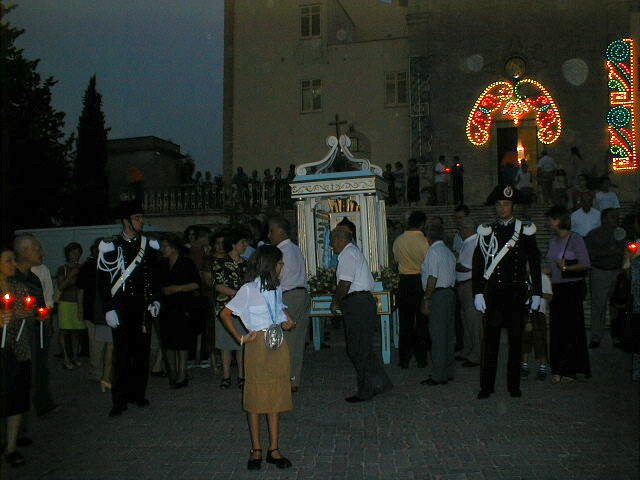 I fedeli si recano al Santuario per prendere la statuetta della madonna.jpg (76303 byte)