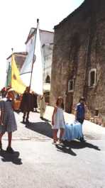 le bandiere e i cestini della processione