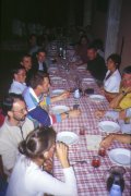 Il gruppo a cena alla Trattoria -7F-
Si intravedono da sinistra, in senso orario:
Giuli, Tommy, AlloFull, Elena, Uliano, Booo.
Sull’altro lato del tavolo: Kluge, Eleonora, JB
(35374 bytes - foto Enea)