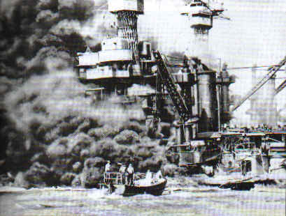 La corazzata West Virginia colpita mentre era ormeggiata nella "Battleship Row"