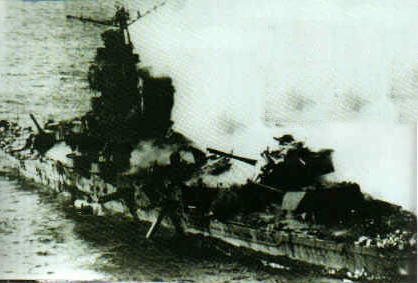 L'incrociatore pesante Mikuma dopo l'attacco della Task Force 16