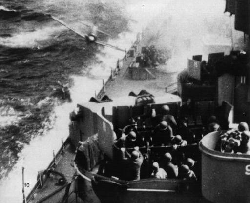 Un Kamikaze all'attacco della USS Missouri