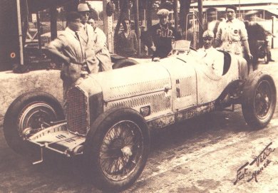Il Mantovano volante a bordo dell'Alfa Romeo 8 cilindri 2600 ai box di Monza nel 1933
