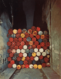 Christo. "Mur de Barils - Le Rideau de fer, rue Visconti, Paris, 27 juin 1962"