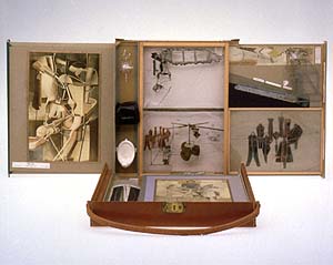 Marcel Duchamp. "Bote-en-valise" (1935-1941). Edizione di riproduzioni miniaturizzate di opere di Duchamp. 40 x 40 x 10 cm. Collezione privata.