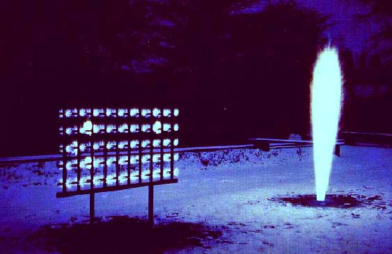 Yves Klein. "Mur de feu et Fontane de feu" (1961). Strutture con ugelli da gas accesi. Giardino del Museum Haus Lange, Krefeld, durante l'esposizione "Monochrome und Feuer" 14 gennaio 1961. 