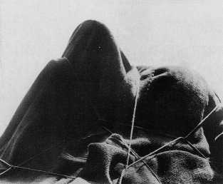 Man Ray. "L'enigma di Isidore Ducasse" (1920). Fotografia di macchina da cucire avvolta da feltro e legata con spago. PHOTO: Giuseppe Morra.