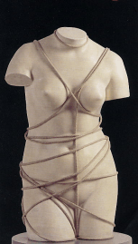 Man Ray. "Venere restaurata"  (1936). Torso femminile in gesso, corda.