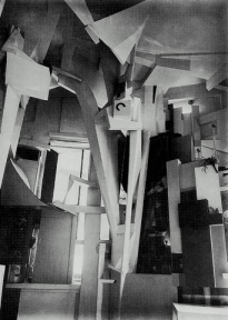 Kurt Schwitters "Merzbau"  (1918-38). Installazione in legno nell'appartamento di Schwitters ad Hannover, andata persa durante la guerra.