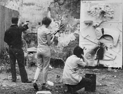 Niki de Saint-Phalle e Tinguely sparano su un rilievo, Impasse Ronsin, giugno 1961