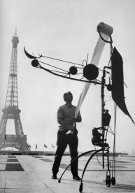 Tinguely con la Mta-matic n.12. Parigi, 1959