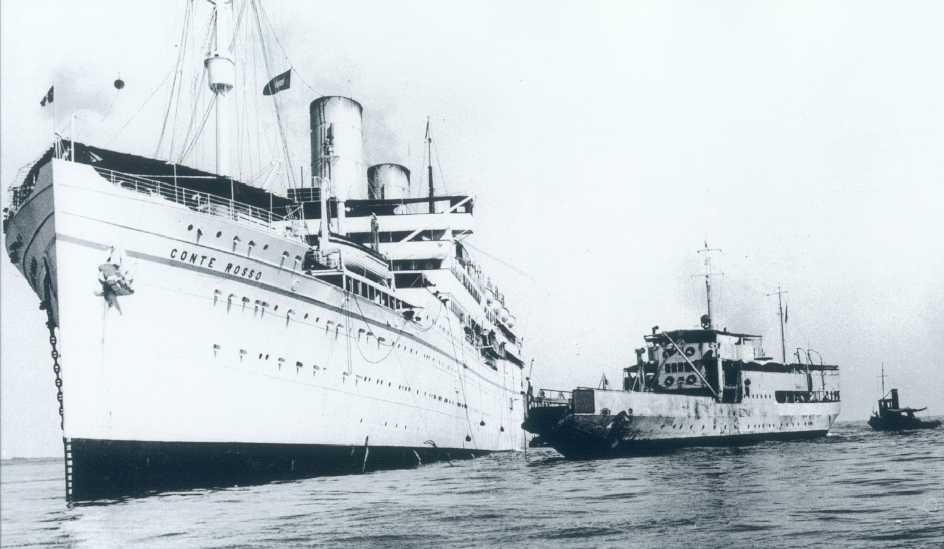 Il piroscafo "Conte Rosso" affiancato dalla regia nave "Sesia" per operazioni di imbarco di personale e materiali.