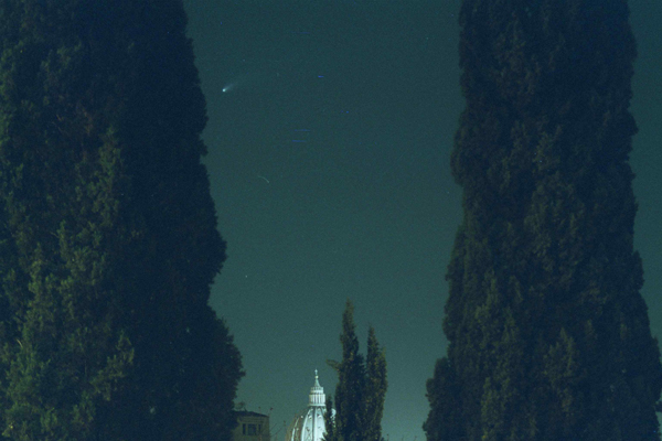 Clicca qui se vuoi vedere la Cometa Hale-Bopp sopra la cupola di San Pietro