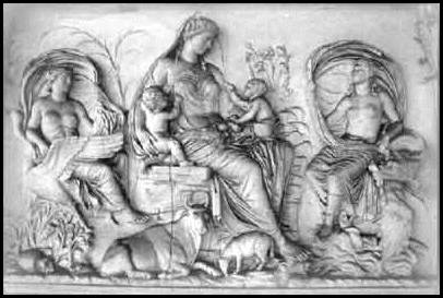 Rappresentazione della dea Tellus sul fronte orientale dell'Ara Pacis (pannello di sinistra) - Roma