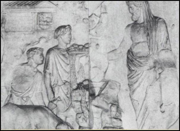 Enea, con il capo velato e l'hasta regale nella mano sinistra, sacrifica la scrofa in onore degli dei Penati, il cui tempio rettangolare si nota in alto a sinistra.Pannello situato sul lato principale dell'Ara Pacis a Roma 