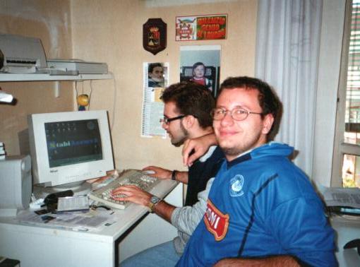 Il programmatore Antonio (quello con la maglia del Napoli) e il presidente Catello al lavoro sul sito