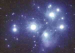 Ammasso aperto - M45 Le Pleaidi. La nebulosità che avvolge le stelle è la stessa da cui hanno avuto origine e dimostra la loro giovane età