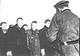 Un maresciallo delle SS chiama i prigionieri destinati alla forca